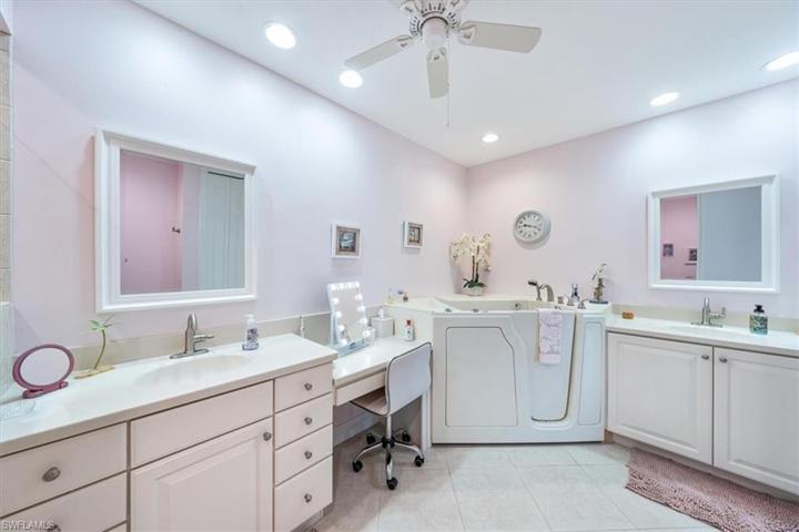 Primary Bathroom w/ walk in tub