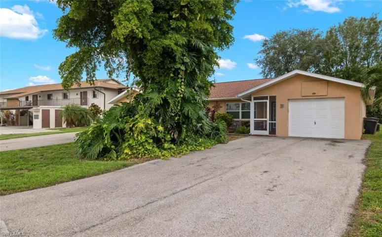 Ranch-style house featuring a garage