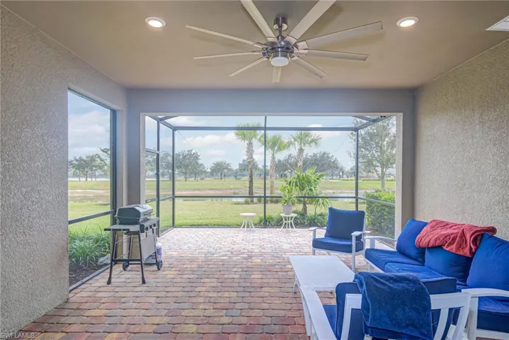 Sunroom / solarium with ceiling fan