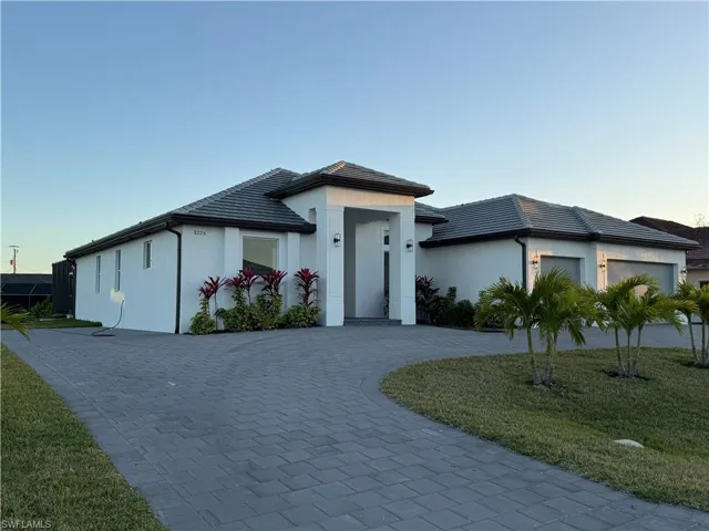 View of front facade with a garage and a front yard