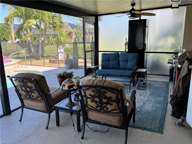 Sunroom / solarium featuring a ceiling fan