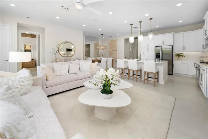 2569  Kingfisher  DR, Naples, FL 34112