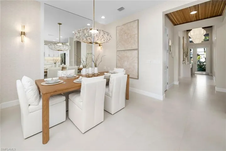 2569  Kingfisher  DR, Naples, FL 34112