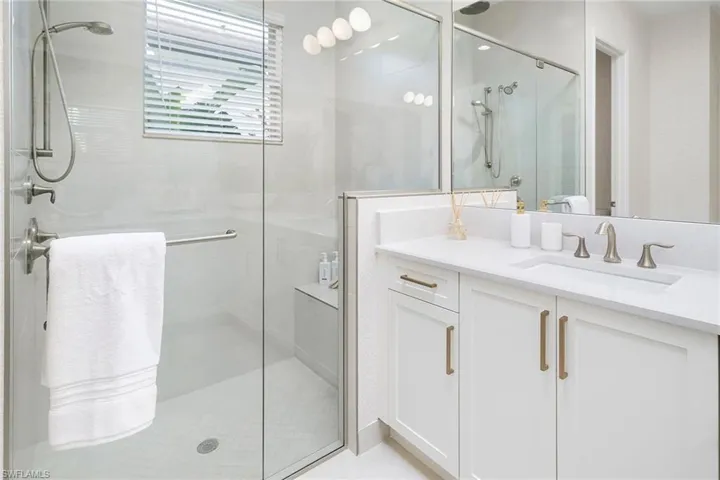 2569  Kingfisher  DR, Naples, FL 34112