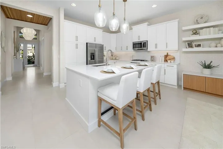 2569  Kingfisher  DR, Naples, FL 34112