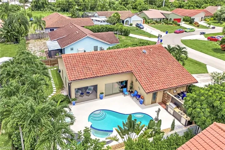 Birds eye view of property