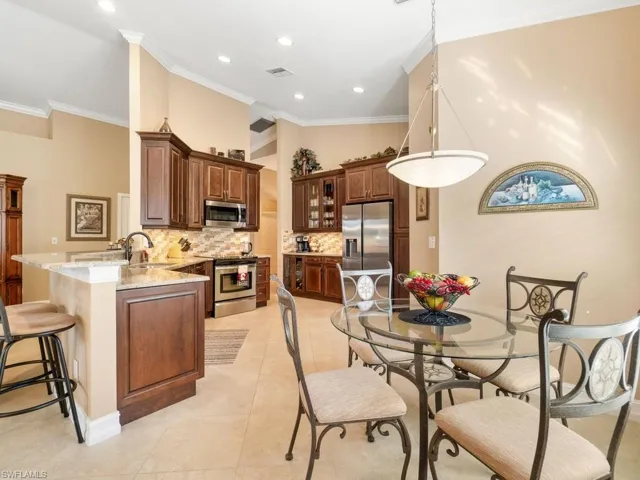 284  Glen Eagle  CIR, Naples, FL 34104