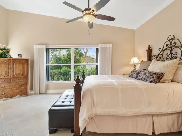284  Glen Eagle  CIR, Naples, FL 34104