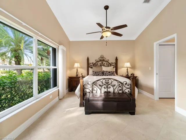 284  Glen Eagle  CIR, Naples, FL 34104