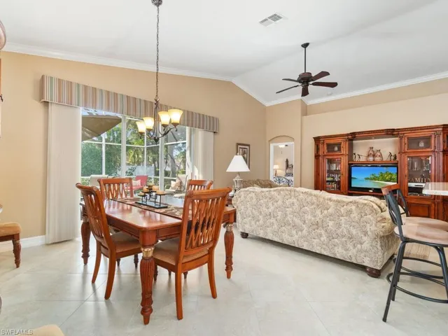 284  Glen Eagle  CIR, Naples, FL 34104