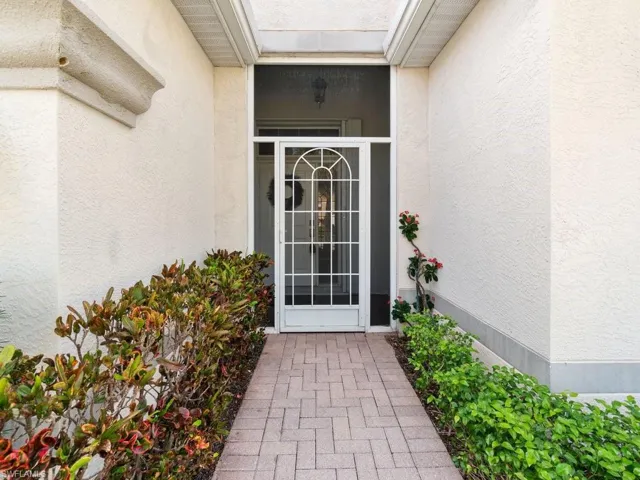 284  Glen Eagle  CIR, Naples, FL 34104