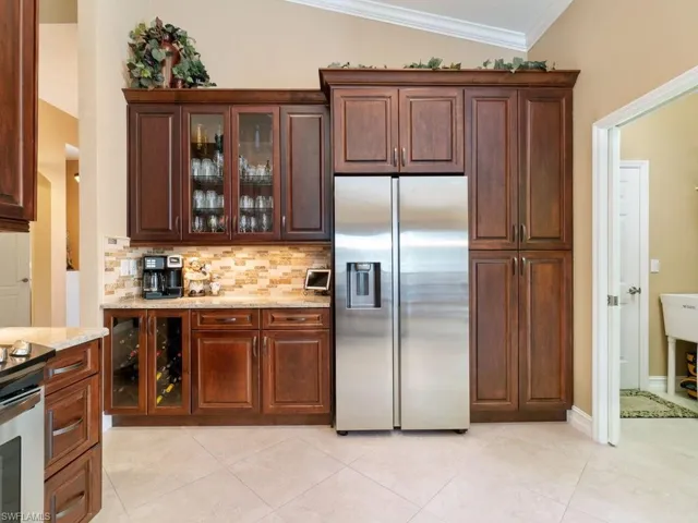 284  Glen Eagle  CIR, Naples, FL 34104