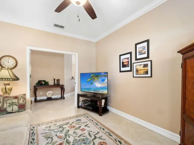 284  Glen Eagle  CIR, Naples, FL 34104