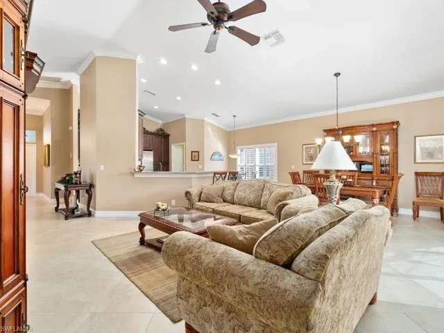 284  Glen Eagle  CIR, Naples, FL 34104