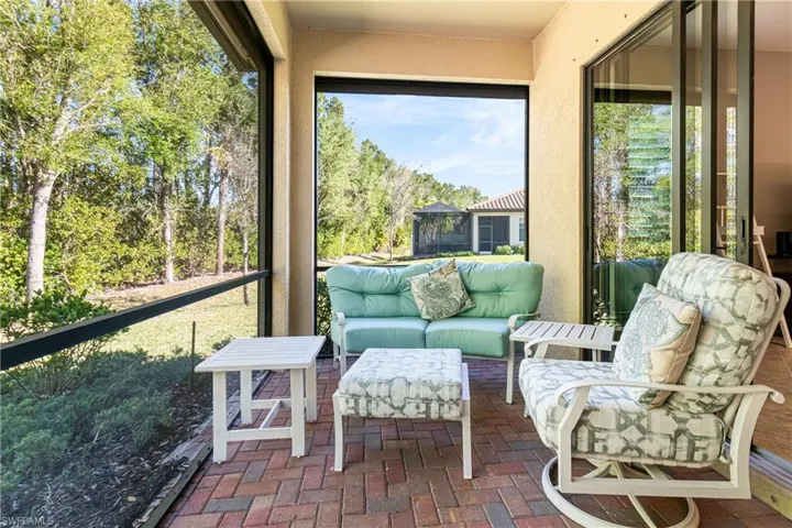 Sunroom / solarium featuring an outdoor hangout area