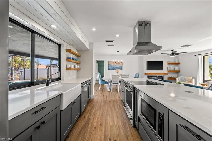 Lots of room in the kitchen