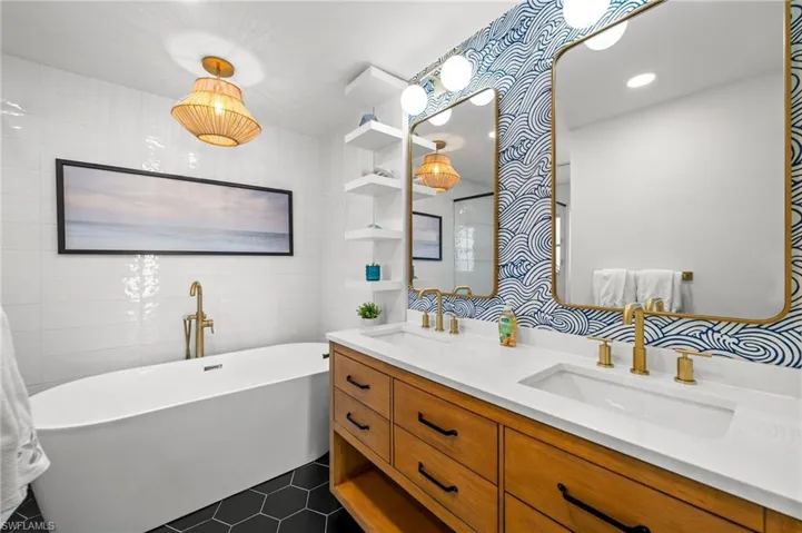 Master bathroom with Dual Sinks and Soaking Tub