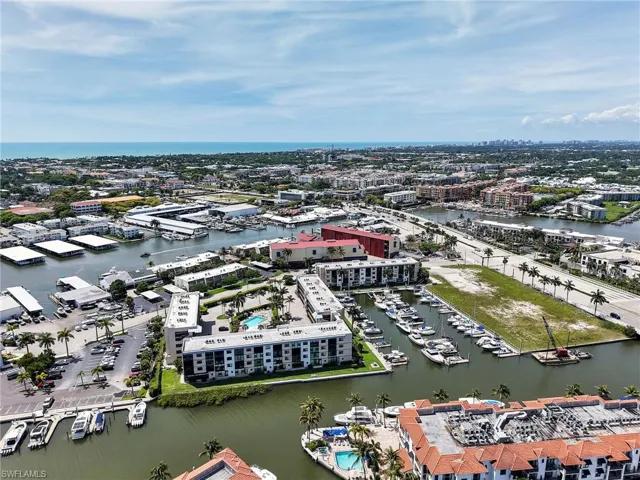 801 River Point Dr 203a, Naples, Florida 34102