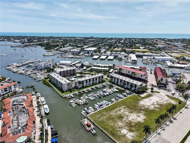 801 River Point Dr 203a, Naples, Florida 34102