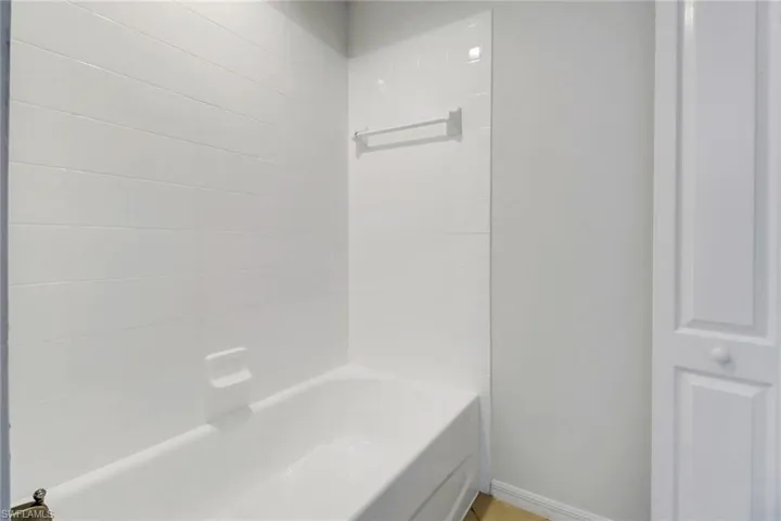 Bathroom with tiled shower / bath combo