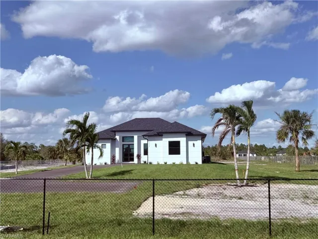 View of front facade featuring a front lawn