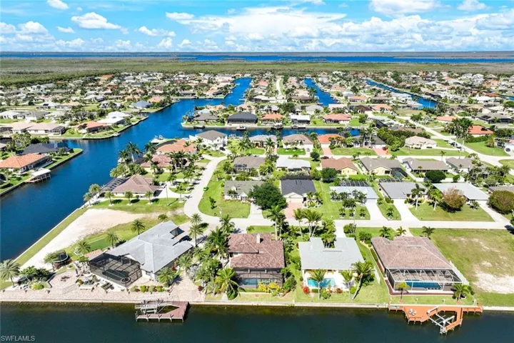Set in a desirable part of the SW on a wide canal