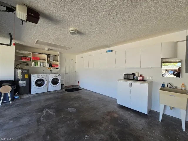 Oversized Garage w/Washer/Dryer & Laundry Tub