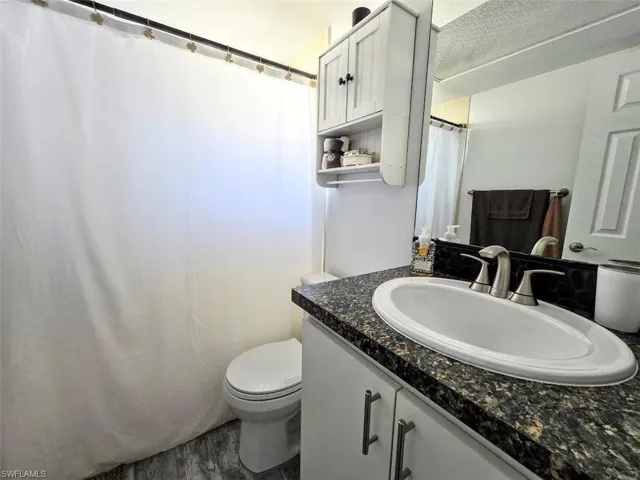 Guest Bathroom w/Tub & Shower Combo
