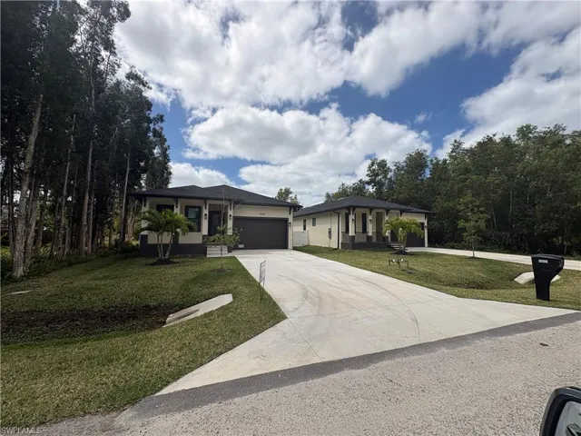 3123  Pine Tree  DR, Naples, FL 34112
