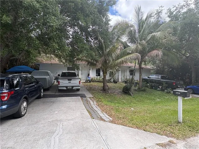 3123  Pine Tree  DR, Naples, FL 34112