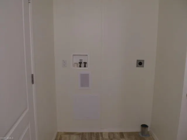 Laundry w/ electric dryer hookup, hookup for a washing machine