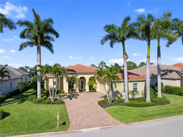 3 car garage stunning Home W/ Beautiful Royal Palms