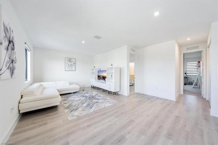 2nd Floor Loft w/wooden floors