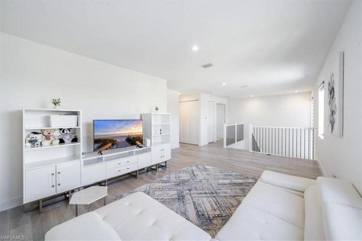 2nd Floor Loft w/wooden floors