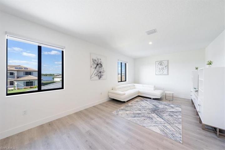 2nd Floor Loft w/wooden floors