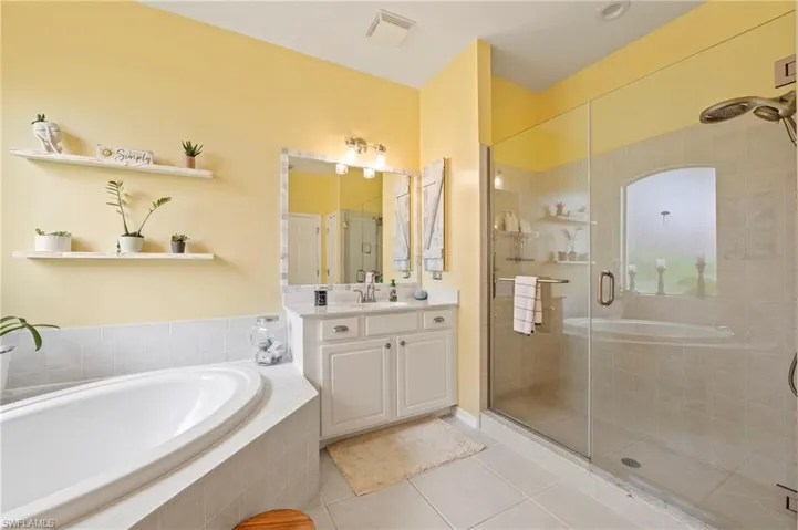 Main en-suite bath featuring walk in shower & soaking tub