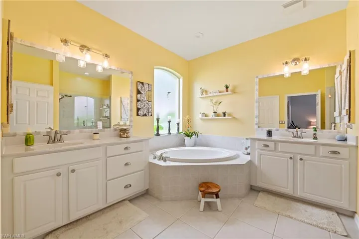Main en-suite bath