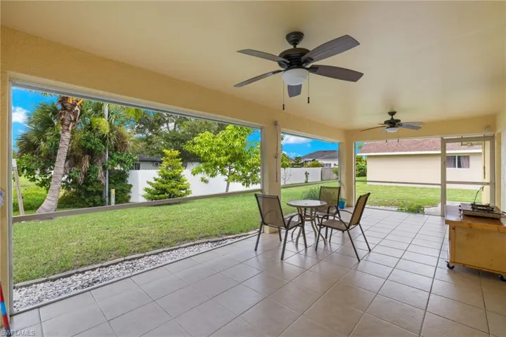 Sunroom with ceiling fan