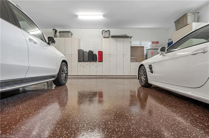 Oversized 3 car garage w/new speckled epoxy flooring