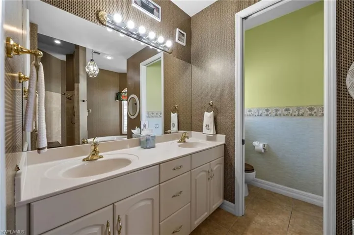 Dual sinks in the Master Bathroom