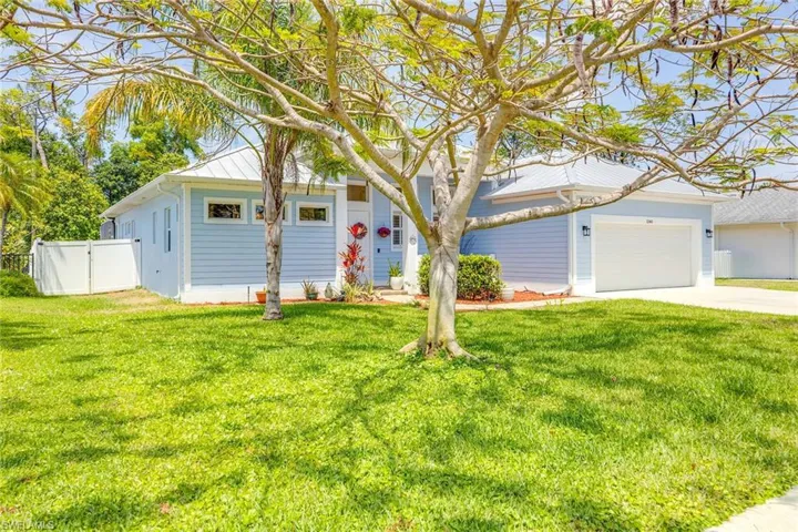 2365  Pine Woods  CIR, Naples, FL 34105