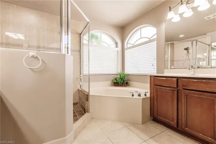 3573 Malagrotta Cir, Cape Coral, Florida 33909