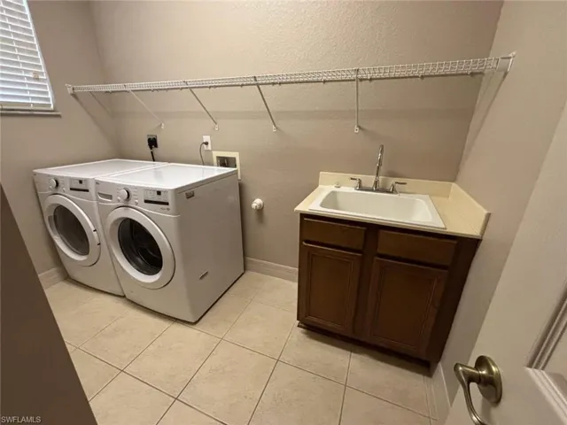 3573 Malagrotta Cir, Cape Coral, Florida 33909