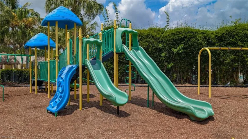 2271 Heydon Cir W, Naples, Florida 34120