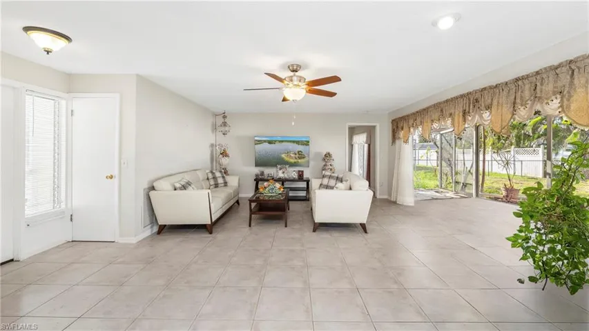 3804 SE 10th  PL, Cape Coral, FL 33904