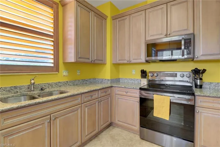 16580  Goldenrod  LN, Alva, FL 33920
