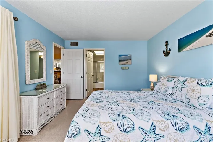 Spacious Primary enSuite.