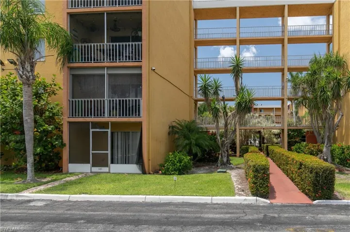 3rd floor is the lanai for this unit.