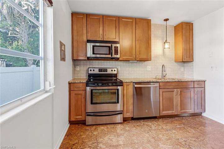 Beautiful Wood kitchen Cabinets