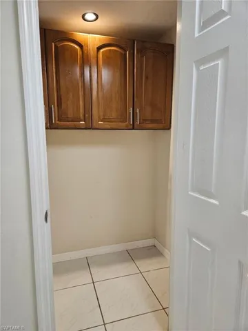 Laundry room with baseboards